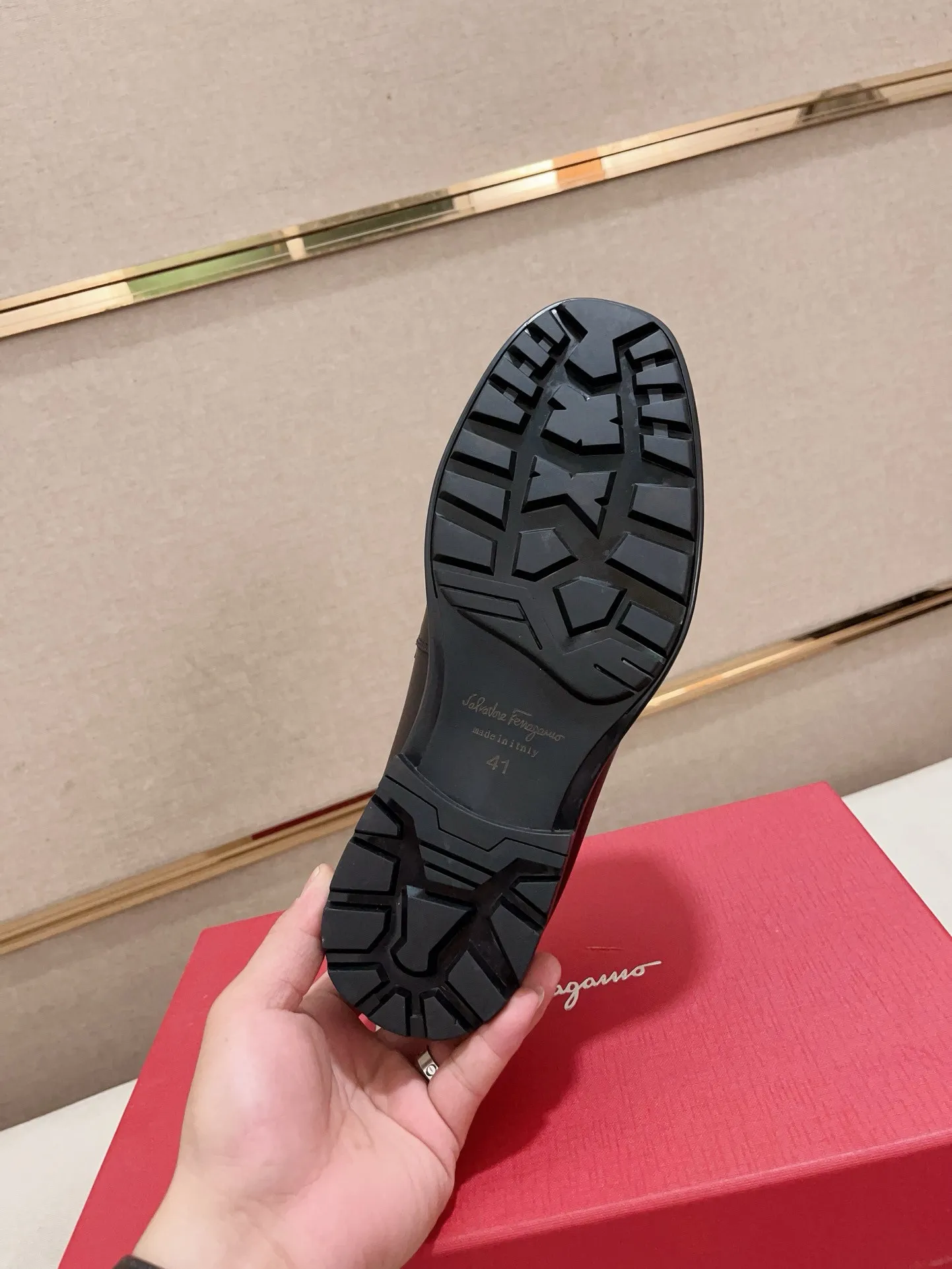 Men's shoes💰: 560💰 High version Ferragamo quality! 🆕🆕Exclusive hot-selling products in stock🔥🔥New products on the shelves, high-quality shoes, high-end driving shoes, with complete packaging! 💪 💪 Material: imported patented cowhide 🐂 + imported high-quality water-dyed cowhide lining + wear-resistant outsole 👍🏻👍🏻 Features: high-end and comfortable, purely handmade 🚀 🚀 Create the perfect shoes that suit you best 🔥 🔥 Size: (38-44) Can be customized 45 non-returnable!